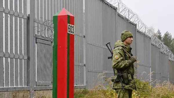 Белорусский пограничник на границе Белоруссии и Польши