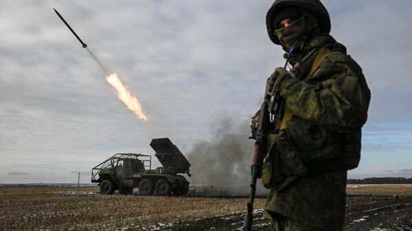 Военнослужащие реактивной артиллерийской батареи РСЗО БМ-21 Град 44-го армейского корпуса группировки войск Север