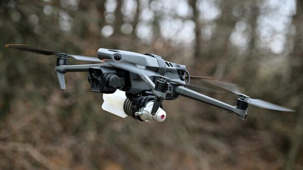 Взорвался на месте: боец ВСУ попытался увезти российский дрон в качестве трофея, но не вышло