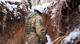 Фото: военнослужащий ВСУ в окопе 