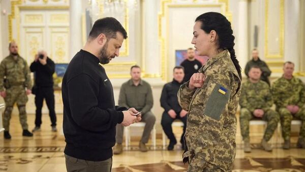 Фото: twitter.com/VovkyDaVinchi, Зеленский награждает главу медицинской службы батальона Волки Да Винчи Алину Михайлову