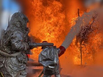 украинские пожарные тушат пожар после удара по энергетической инфраструктуре