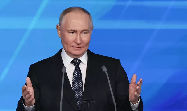 © РИА Новости . Сергей Бобылев / Съезд партии `Единая Россия` Сергей Караганов и Дмитрий Выдрин: Нам предстоит долгое