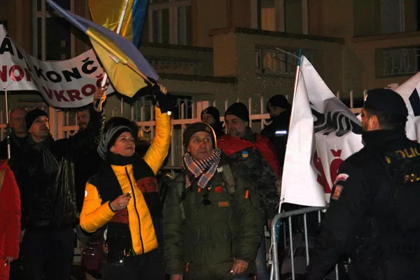 Проукраинские митингующие выкрикивают оскорбления, свистят и в перерывах затягиваются айкосами Проукраинские митингующие выкрикивают оскорбления, свистят и в перерывах затягиваются айкосами