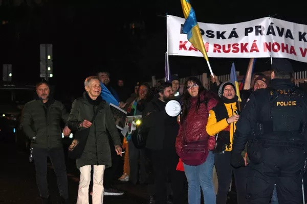 На плакате сторонников Украины: Права человека заканчиваются там, куда ступила нога России На плакате сторонников Украины: Права человека заканчиваются там, куда ступила нога России