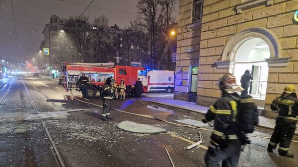 пожарные на месте взрыва в Санкт-Петербурге