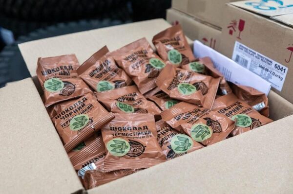 Фото: Порошенко представил шоколад для ВСУ  