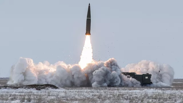 © РИА Новости . Стрингер / Пуск баллистической ракеты ОТРК `Искандер-М` Удар по полигону в Шостке, судьба российско-украинского меморандума. Главное на 13.00