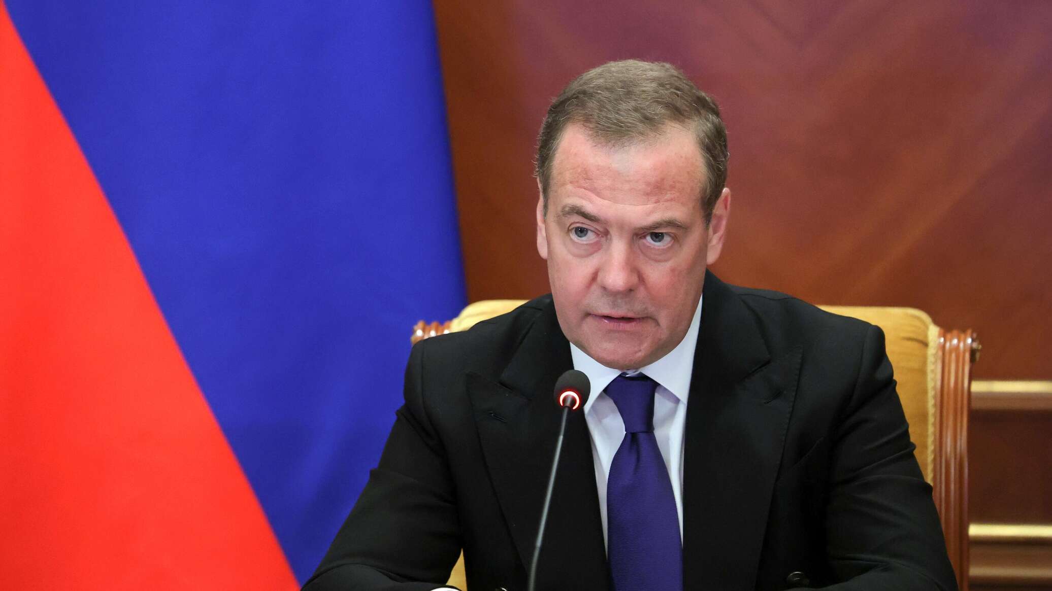 Медведев поздравил западных 