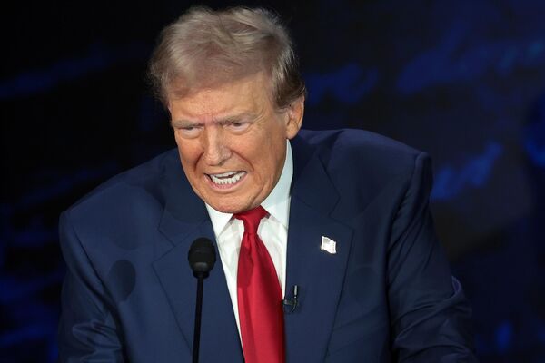 Фото: дебаты между кандидатами в президенты США от Демократической и Республиканской партий — Камалой Харрис и Дональдом Трампом   