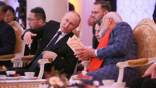 Президент РФ Владимир Путин и председатель КНР Си Цзиньпин во время встречи в рамках XVI саммита БРИКС в Казани.
Cобытие: XVI саммит БРИКС. Концерт и неформальный обед глав делегаций стран БРИКС
