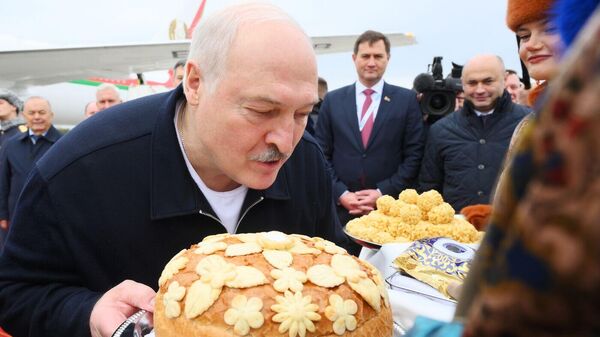 Президент Белоруссии *Александр Лукашенко, прибывший для участия в XVI саммите БРИКС, во время церемонии встречи в аэропорту Казани.
Cобытие: XVI саммит БРИКС. Прилет президента Белоруссии Александра Лукашенко
