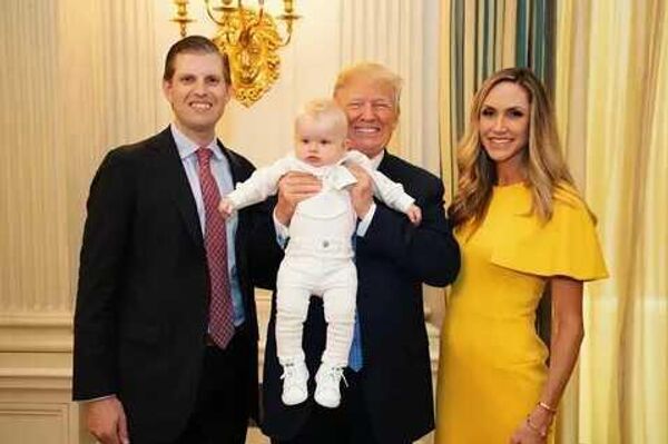 Трамп с сыном, внуком и Ларой Трамп