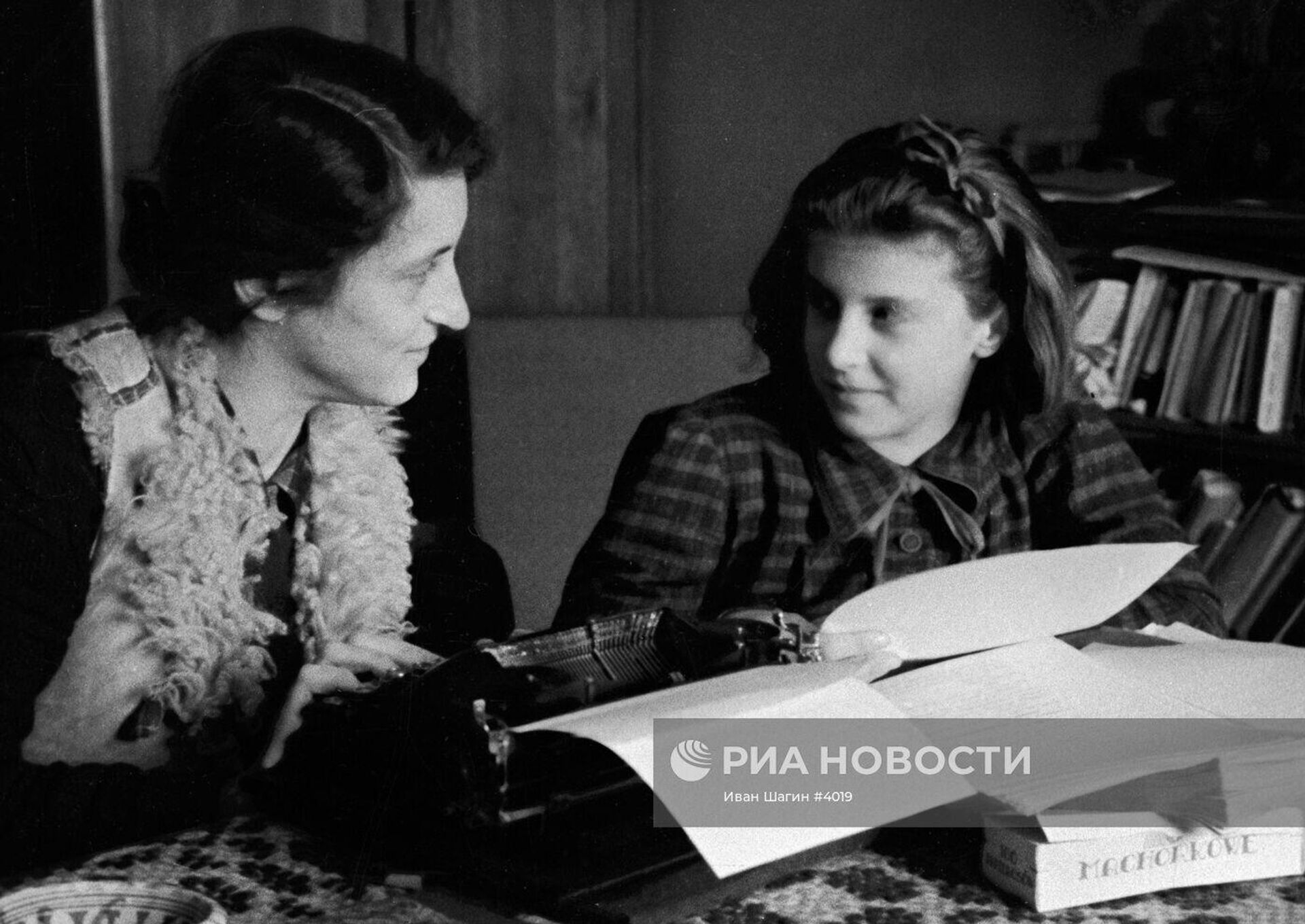 Ванда Василевская с дочерью Эвой - РИА Новости, 1920, 12.05.2026