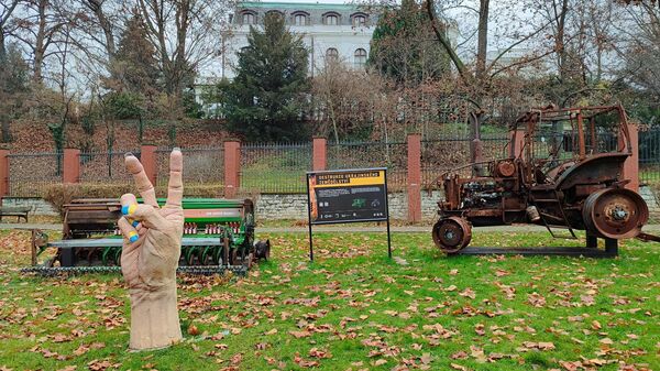 Проукраинские инсталляции на площади Немцова