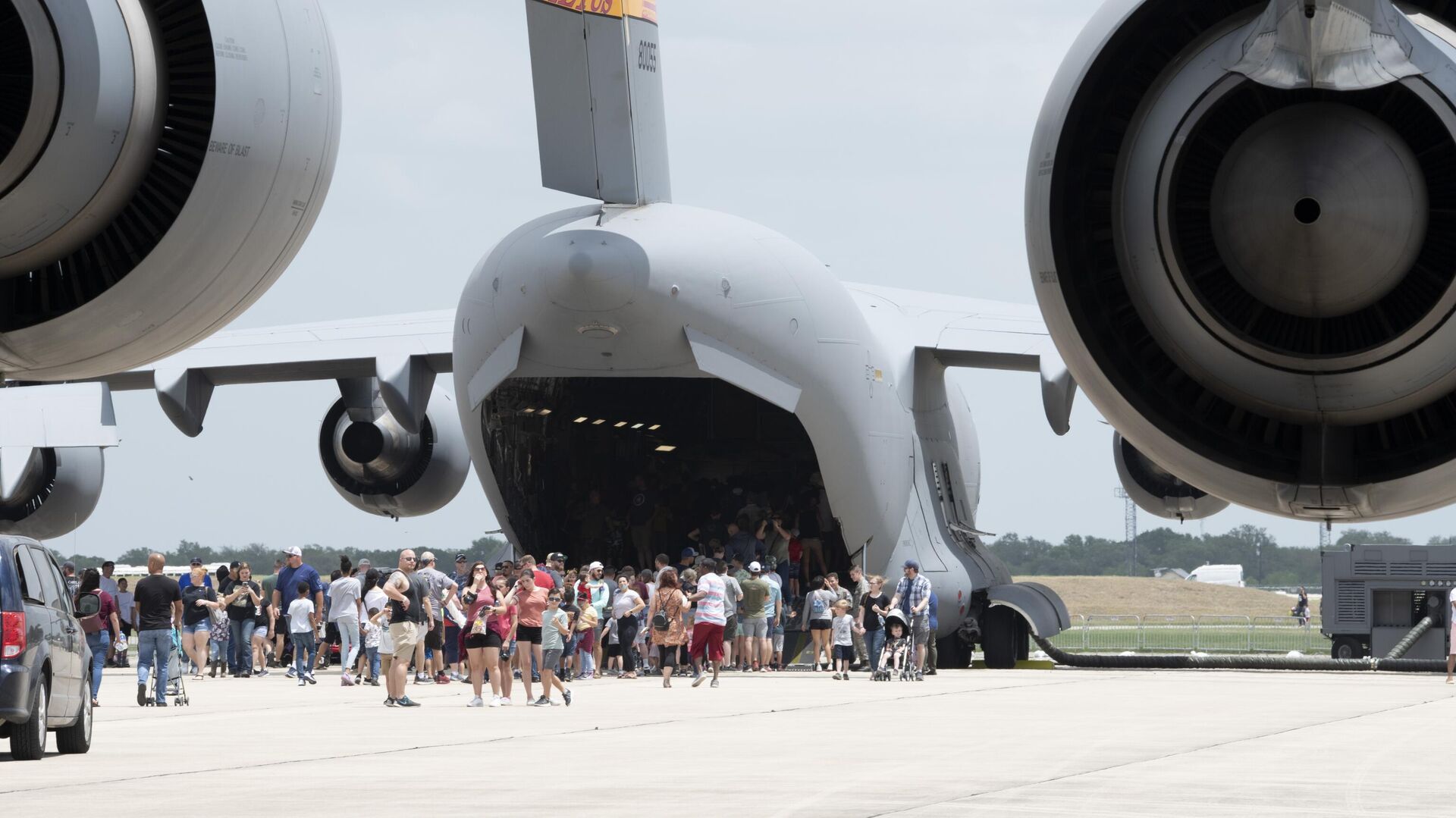 посетители  58-й военно-транспортной эскадрильи ВВС США у самолёта Boeing C-17 Globemaster III  - РИА Новости, 1920, 25.01.2025