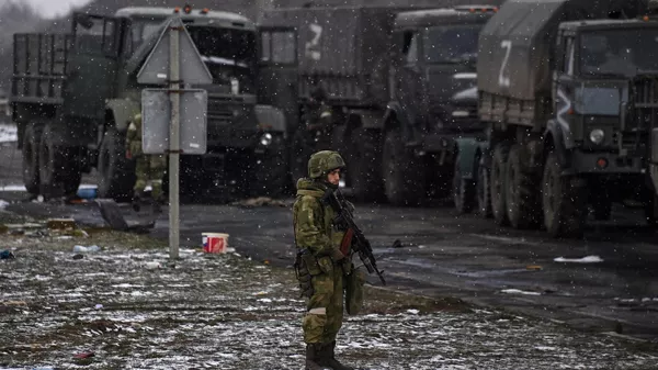 Колонна российской военной техники на шоссе в окрестностях Херсона