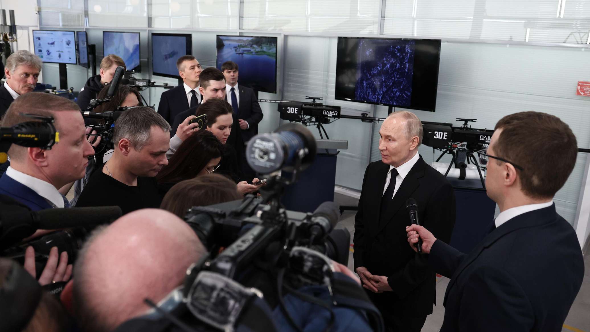 Песков раскрыл детали связи Владимира Путина