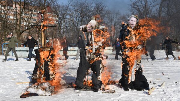 В Донецке в честь празднования Масленицы сожгли чучела европейских политиков