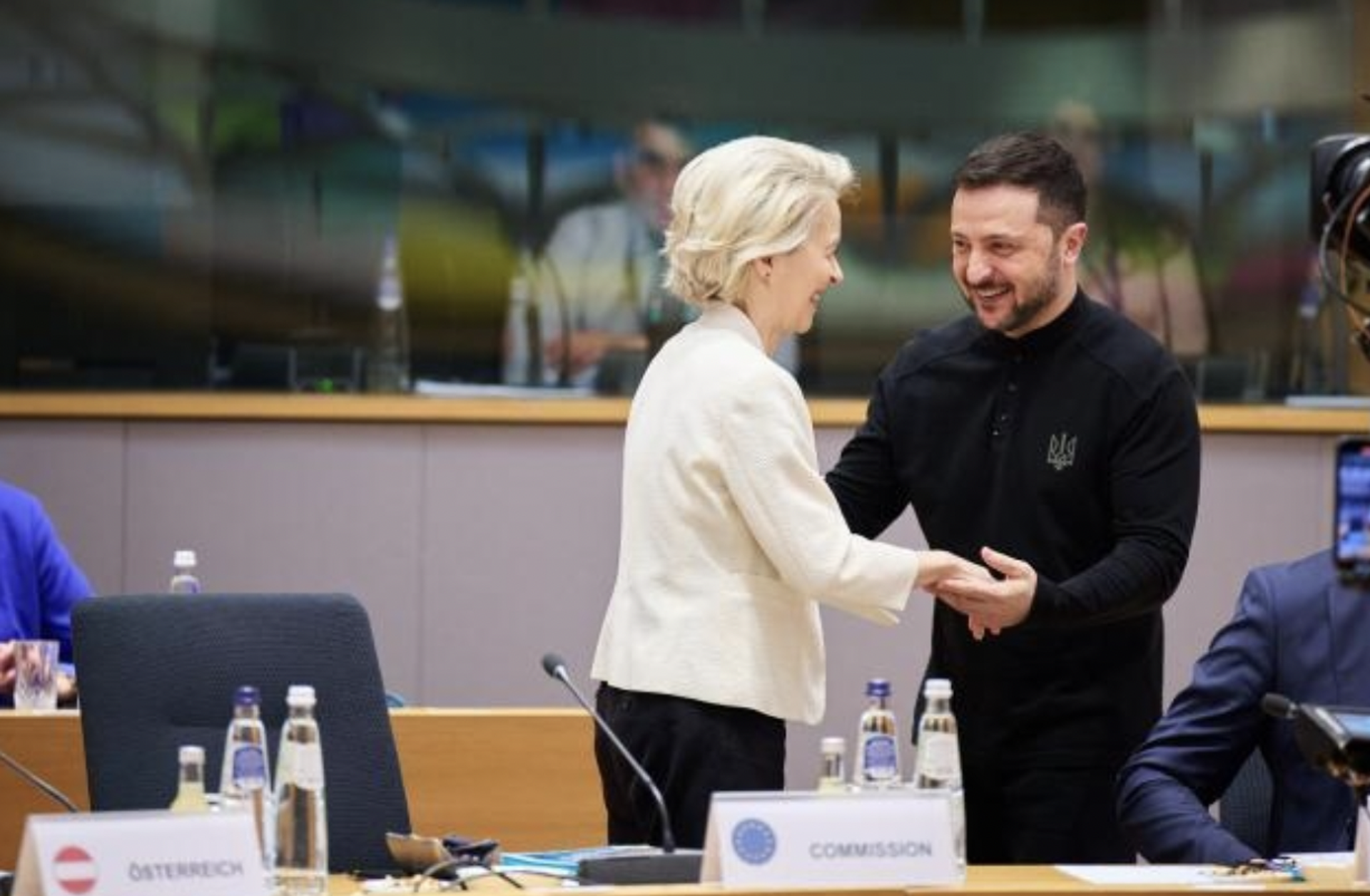 Владимир Зеленский с Украины и председатель Европейской комиссии Урсула фон дер Ляйен на саммите 6 марта 2025 года - РИА Новости, 1920, 20.04.2025