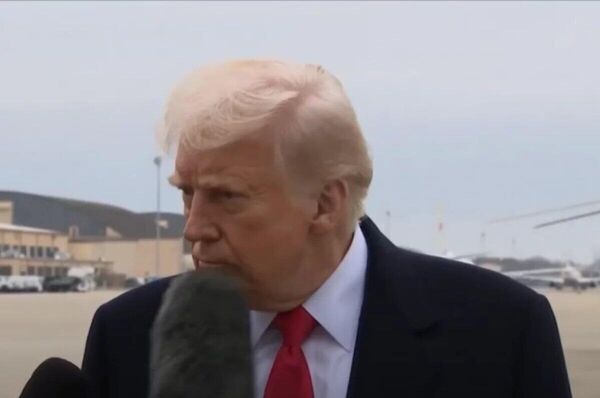 Трамп в аэропорту