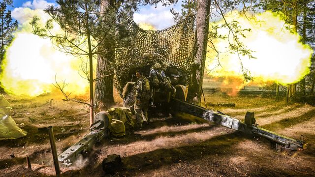 © РИА Новости . Сергей Бобылев / Боевая работа артиллеристов отдельного батальона `АрБат` в Курской области После Аляски. Почему в диалоге России и США не удалось избежать эскалации - мнения экспертов