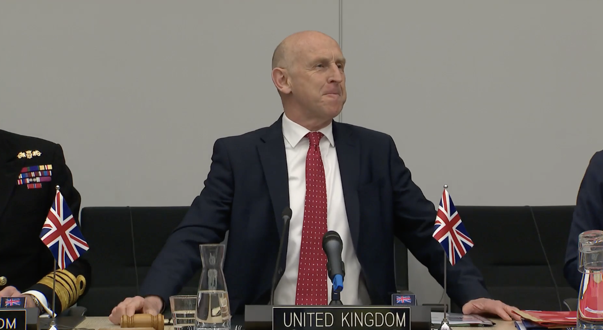 Министр обороны Великобритании Джон Хили с молотком на заседании коалиции желающих в Брюсселе 10 апреля - РИА Новости, 1920, 21.10.2025