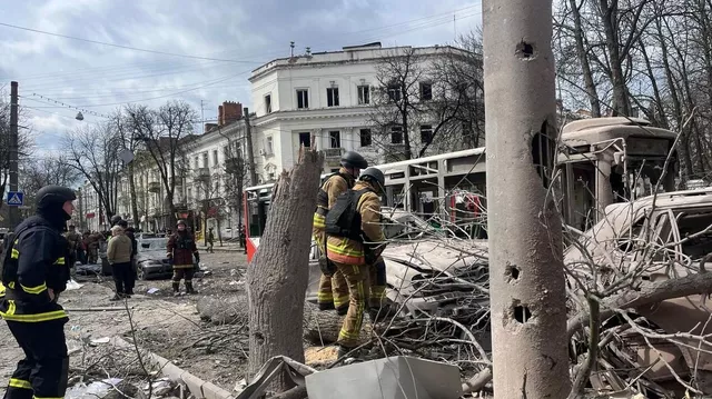 © Фото : ДСНС України / Telegram / обстановка в Сумах после удара Виновных в трагедии в Сумах назвали поимённо. Итоги 13 апреля на Украине