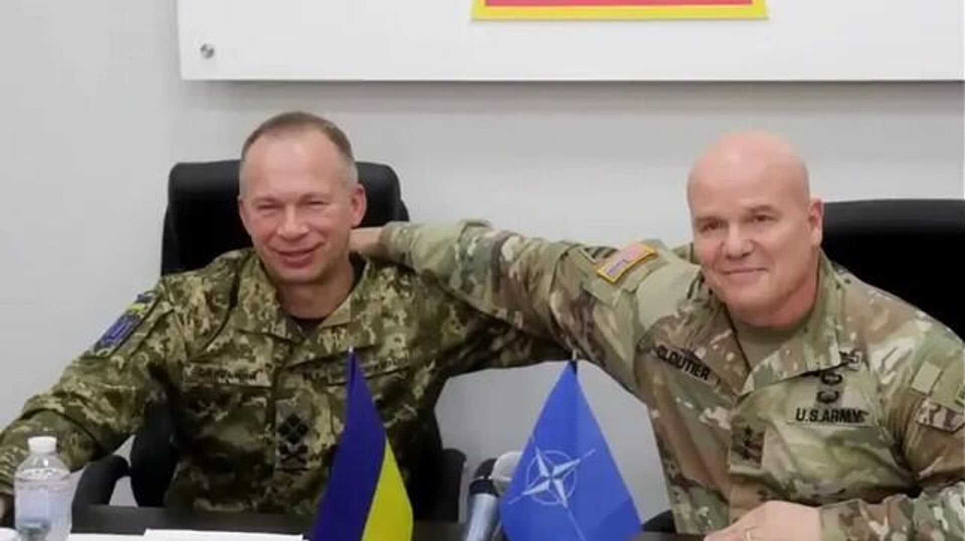 Сырский и один из руководителей НАТО - РИА Новости, 1920, 21.04.2025