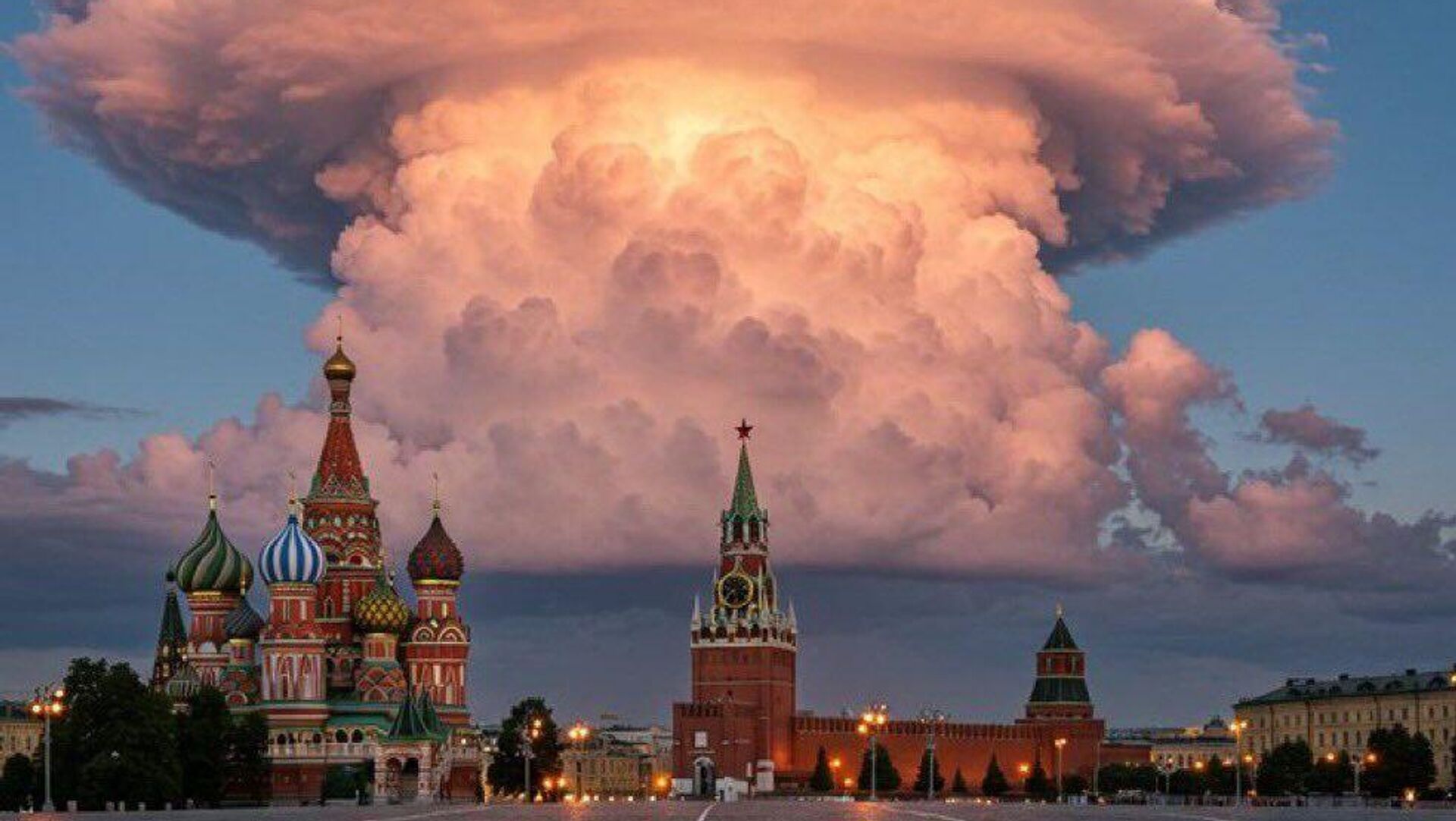 коллаж Безуглой удар по Москве - РИА Новости, 1920, 04.05.2025