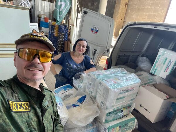 Разгрузка гуманитарной помощи в Белгороде Разгрузка гуманитарной помощи в Белгороде