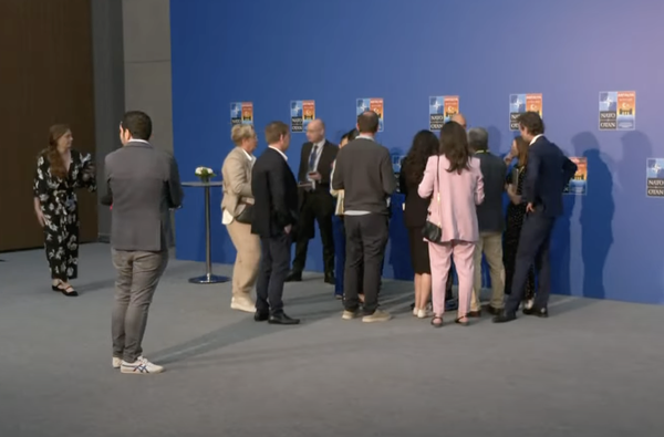 Глава МИД Франции Жан-Ноэль Барро отвел журналистов в сторонку от камер