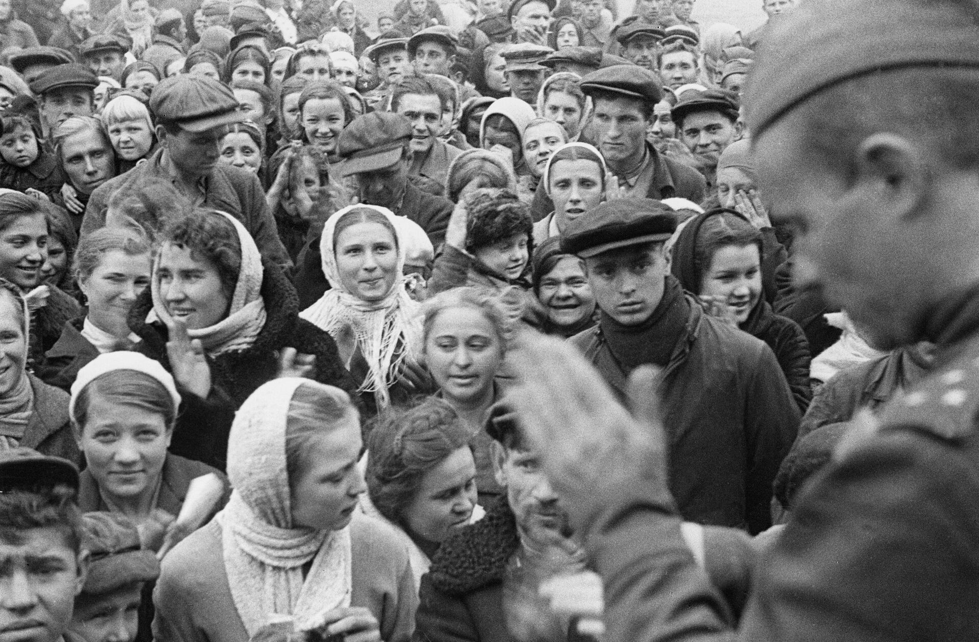 Полтавско-Кременчугская фронтовая наступательная операция. Встреча советских бойцов Степного фронта с жителями освобожденной Полтавы. Полтавско-Кременчугская фронтовая наступательная операция. Встреча советских бойцов Степного фронта с жителями освобожденной Полтавы. - РИА Новости, 1920, 19.05.2025