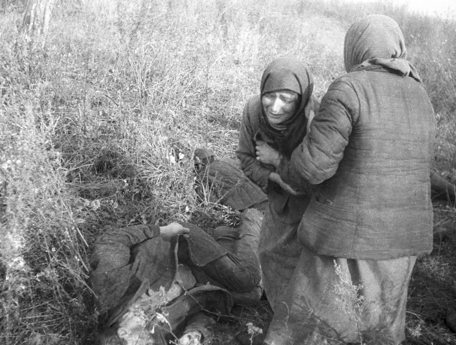 Жители села Ромны опознали тела своих родственников, замученных гитлеровцами во время оккупации Жители села Ромны опознали тела своих родственников, замученных гитлеровцами во время оккупации - РИА Новости, 1920, 19.05.2025