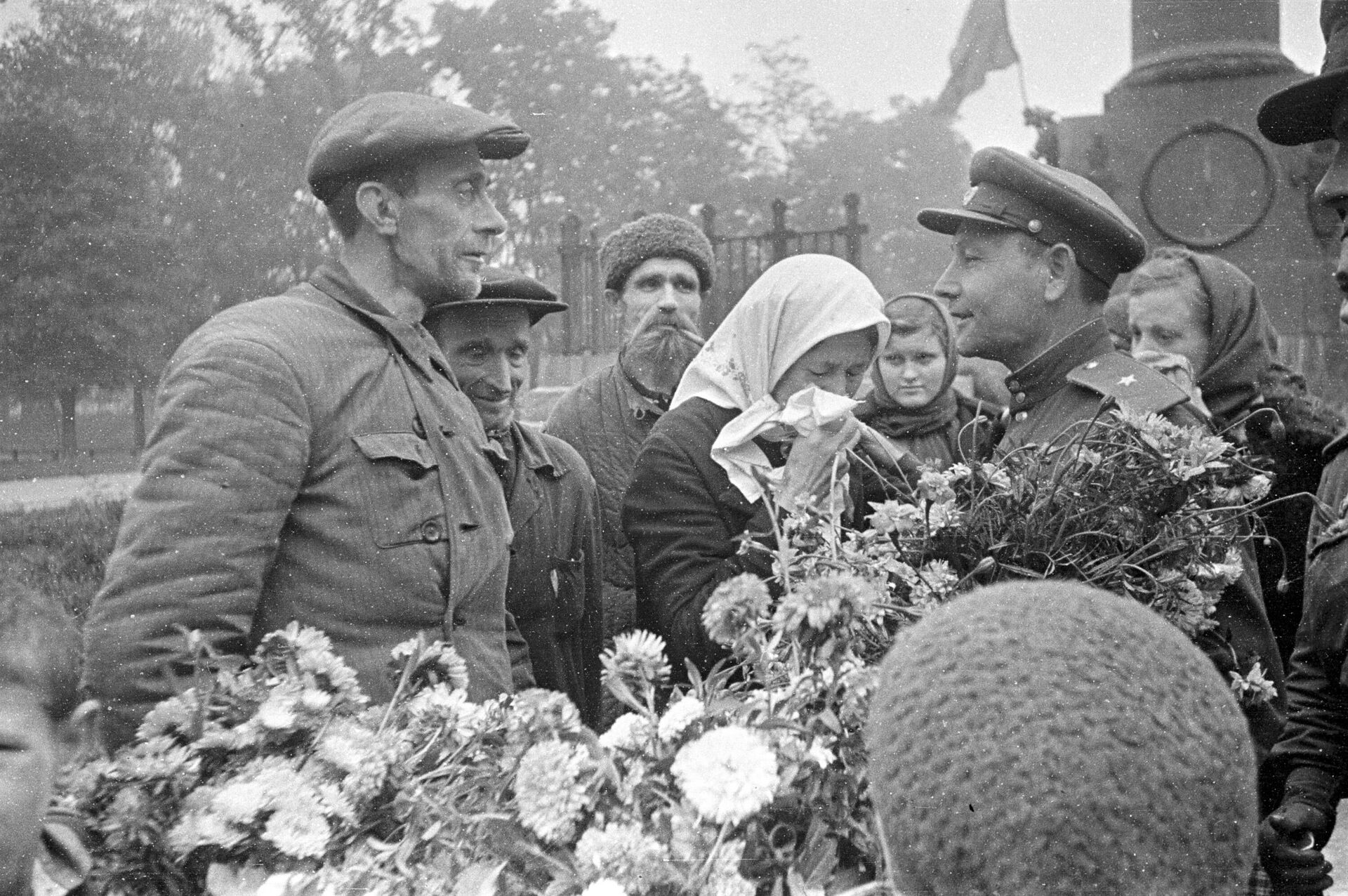 Жители Полтавы встречают советских воинов-освободителей Жители Полтавы встречают советских воинов-освободителей - РИА Новости, 1920, 19.05.2025