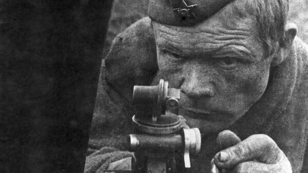 Минометчик младший сержант Николай Михайлович Поликарпов на огневой позиции под Киевом. 1-й Украинский фронт