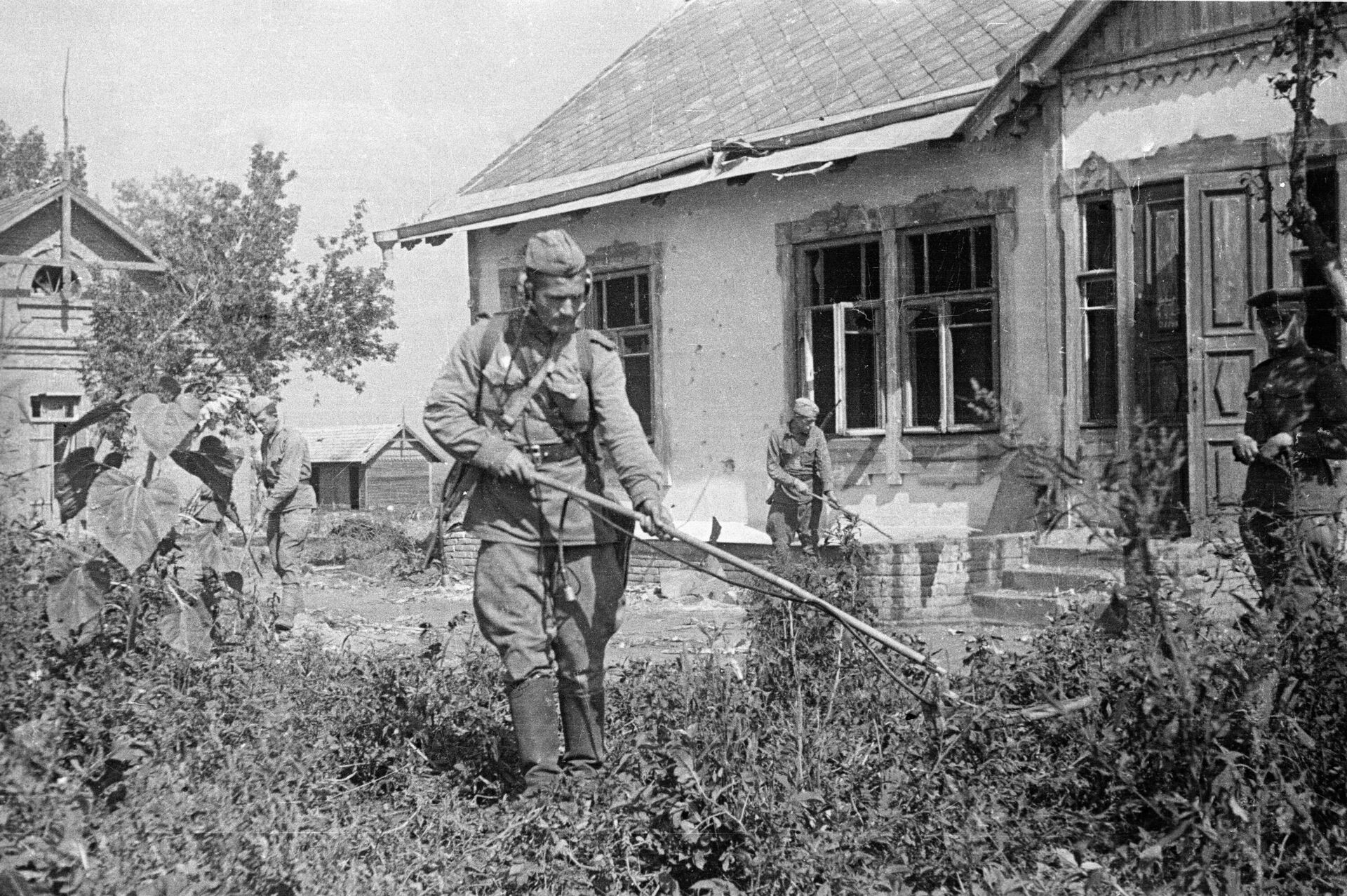 Белгородско-Харьковская стратегическая наступательная операция Румянцев. Саперы Степного фронта ведут работу по гуманитарному разминированию освобожденных территорий - РИА Новости, 1920, 19.05.2025