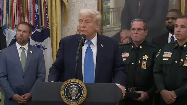 © скриншот / Дональд Трамп рассказывает о телефонном разговоре с Владимиром Путиным 19 мая 2025 года После разговора с Путиным Трамп заявил о готовности выйти из игры по Украине и сообщил о красных линиях