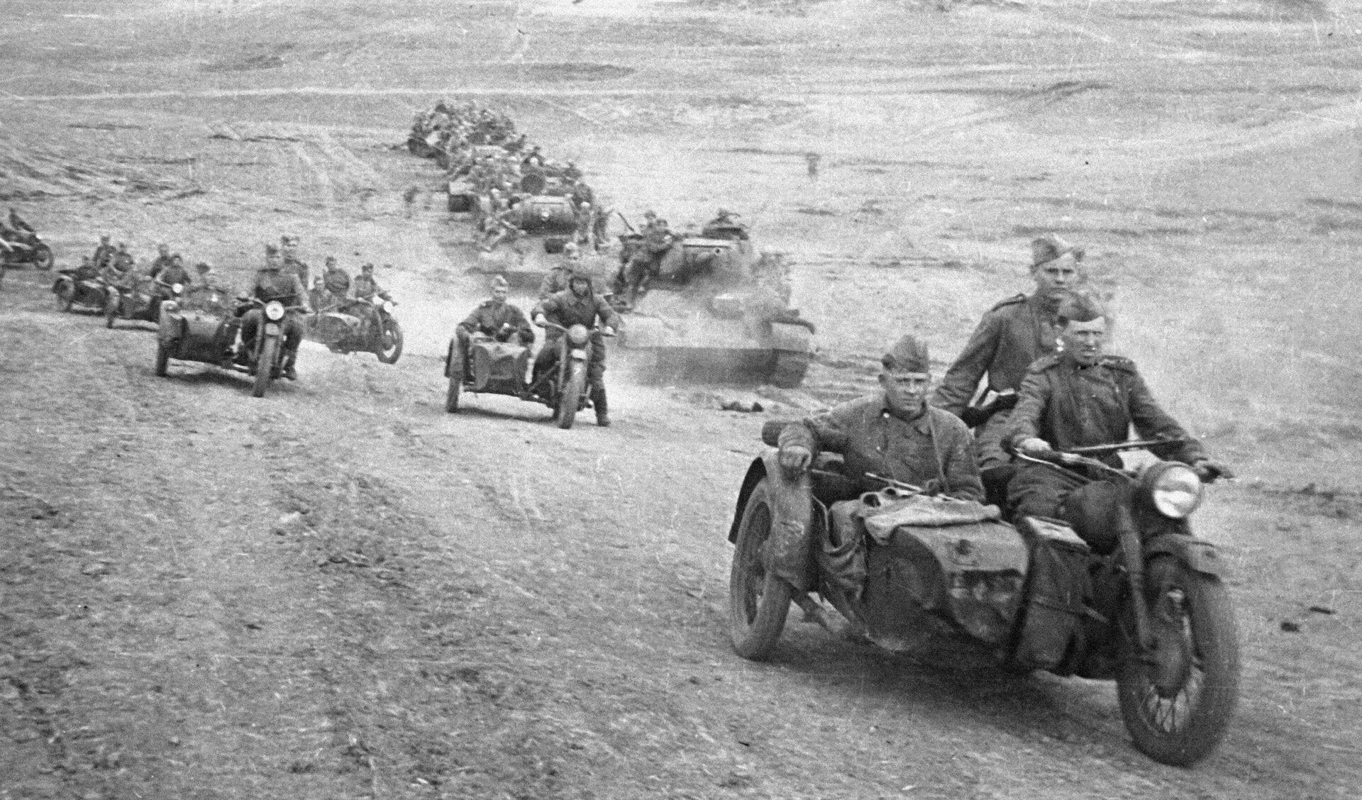 Взвод советских мотоциклистов на мотоциклах М-72 и советские танки Т-34-85 с десантом одного из механизированных корпусов идут в бой за станцию Раздельная в Одесской области - РИА Новости, 1920, 21.05.2025