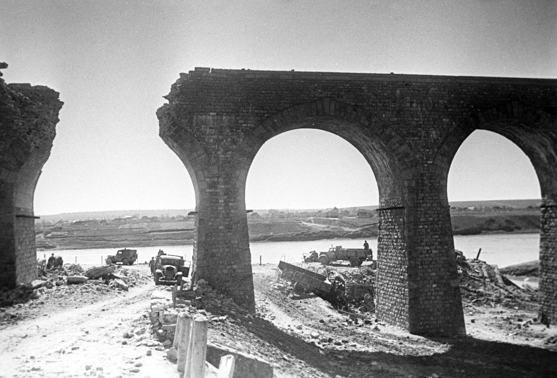 1-й Украинский фронт. Переправа через Днестр в районе Хотина. Черновицкая область. - РИА Новости, 1920, 21.05.2025