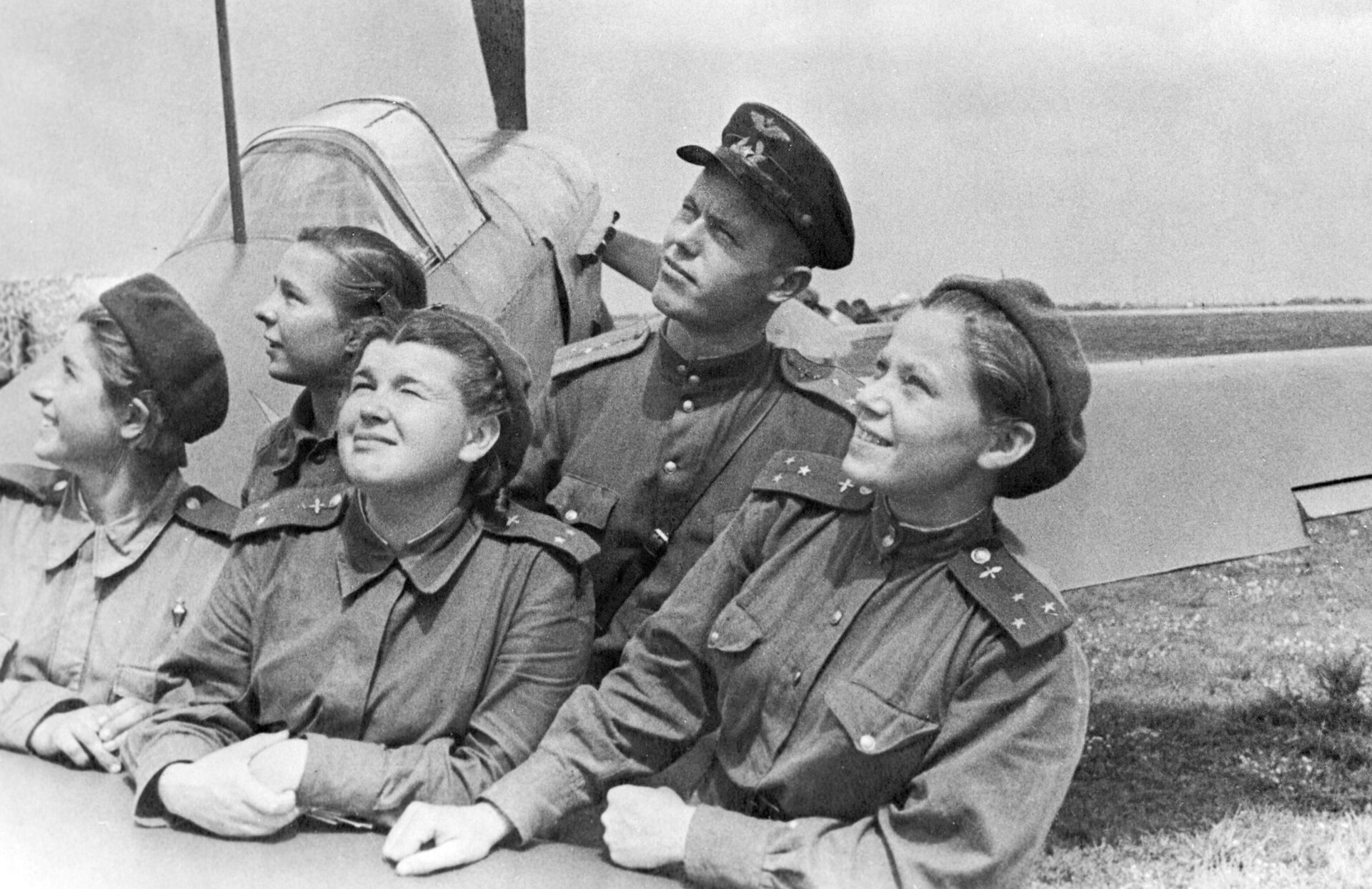 Летчики 586-го истребительного авиационного полка ПВО с аэродрома Скоморохи (Житомир) прикрывали движение воинских эшелонов и шоссейных коммуникаций войск 2-го Украинского фронта. Справа - заместитель начальника штаба авиаполка по оперативной и разведывательной части, старший лейтенант Макунина Александра - РИА Новости, 1920, 21.05.2025