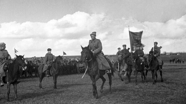Знаменная группа 4-го гвардейского Кубанского казачьего кавалерийского корпуса генерала Иссы Плиева в составе 3-го Украинского фронта во время выноса знамени перед боем