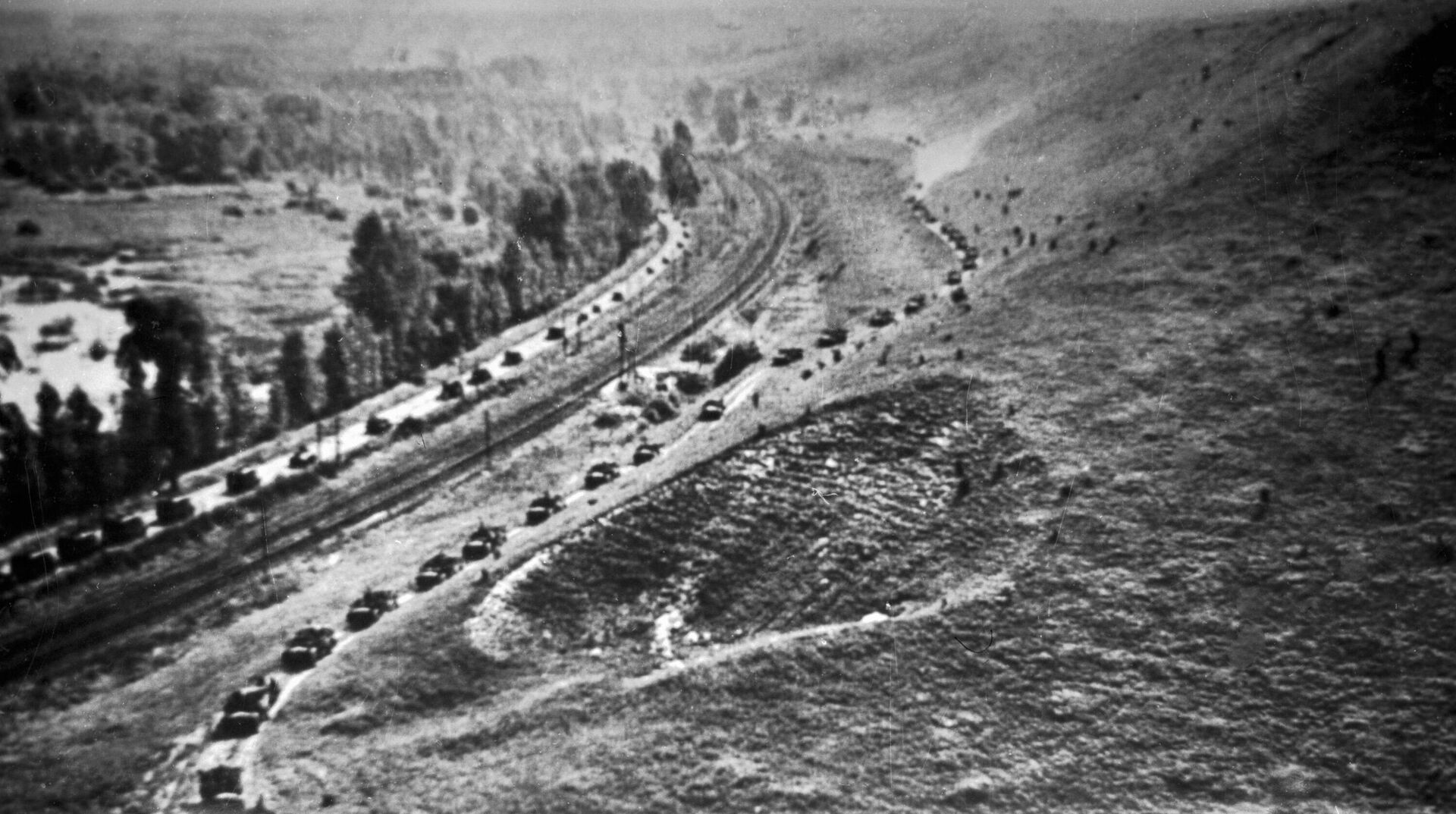Колонна немецкой военной техники идет в наступление под Киевом в июле 1941 года Колонна немецкой военной техники идет в наступление под Киевом в июле 1941 года - РИА Новости, 1920, 22.05.2025