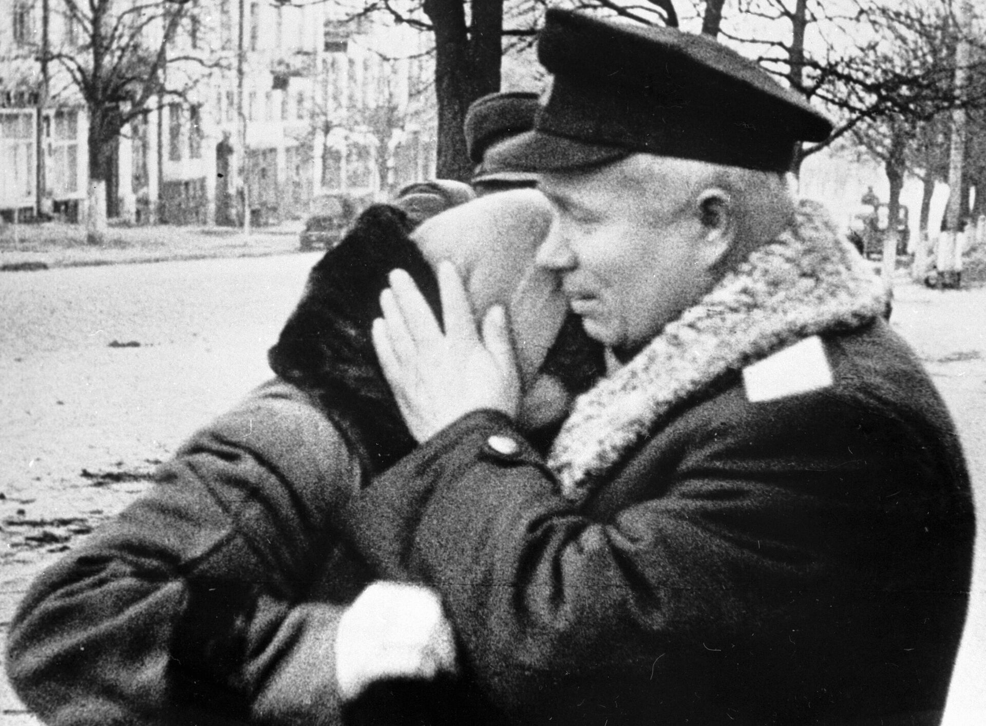 Член Военного Совета I-го Украинского фронта генерал-лейтенант Никита Сергеевич Хрущев беседует с мирными жителями в освобожденном Киеве Член Военного Совета I-го Украинского фронта генерал-лейтенант Никита Сергеевич Хрущев беседует с мирными жителями в освобожденном Киеве - РИА Новости, 1920, 22.05.2025