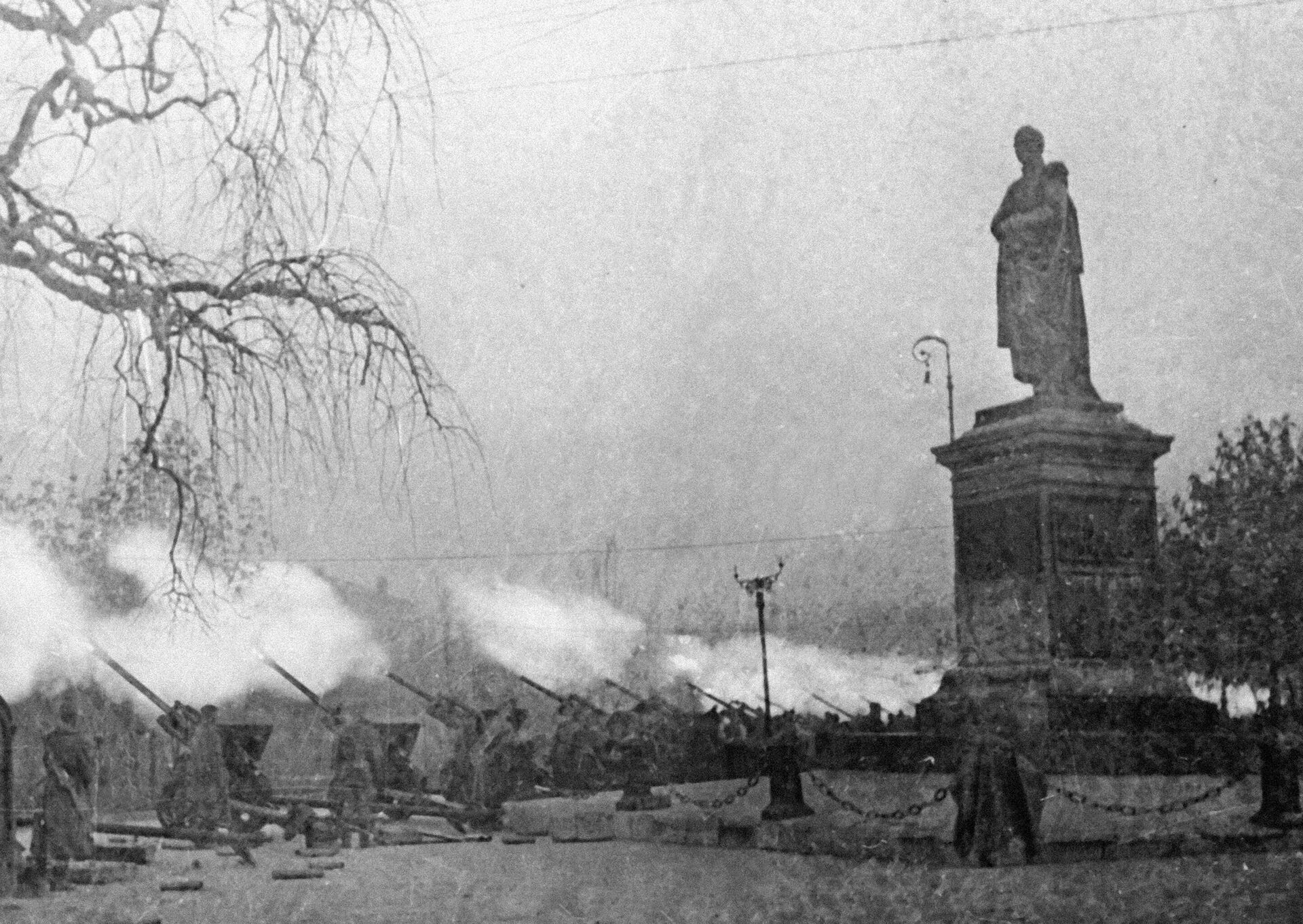 Батареи 76-мм пушек соединения гвардии полковника Ефимова производят артиллерийский салют на Соборной площади в честь освобождения Одессы Батареи 76-мм пушек соединения гвардии полковника Ефимова производят артиллерийский салют на Соборной площади в честь освобождения Одессы - РИА Новости, 1920, 22.05.2025