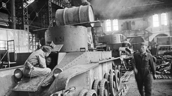 Бригада братьев Зайцевых, которая ремонтирует танки БТ, уходящие на фронт, на заводе имени Январского восстания в Одессе. На переднем плане БТ-2 на дальнем Т-26