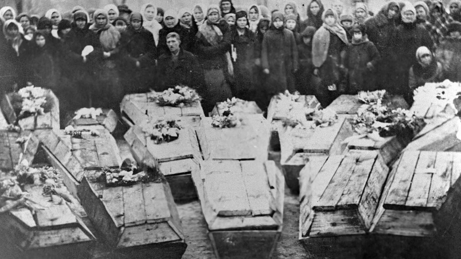 Похороны молодогвардейцев Похороны молодогвардейцев - РИА Новости, 1920, 03.06.2025