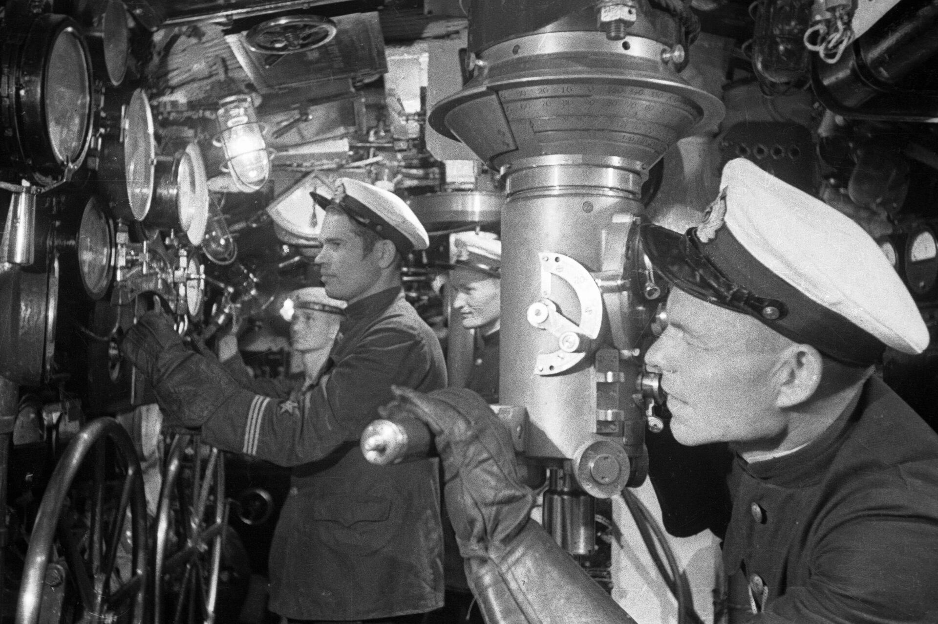 Советская подводная лодка преследует немецкие корабли у берегов Одессы в Черном море Советская подводная лодка преследует немецкие корабли у берегов Одессы в Черном море - РИА Новости, 1920, 23.05.2025