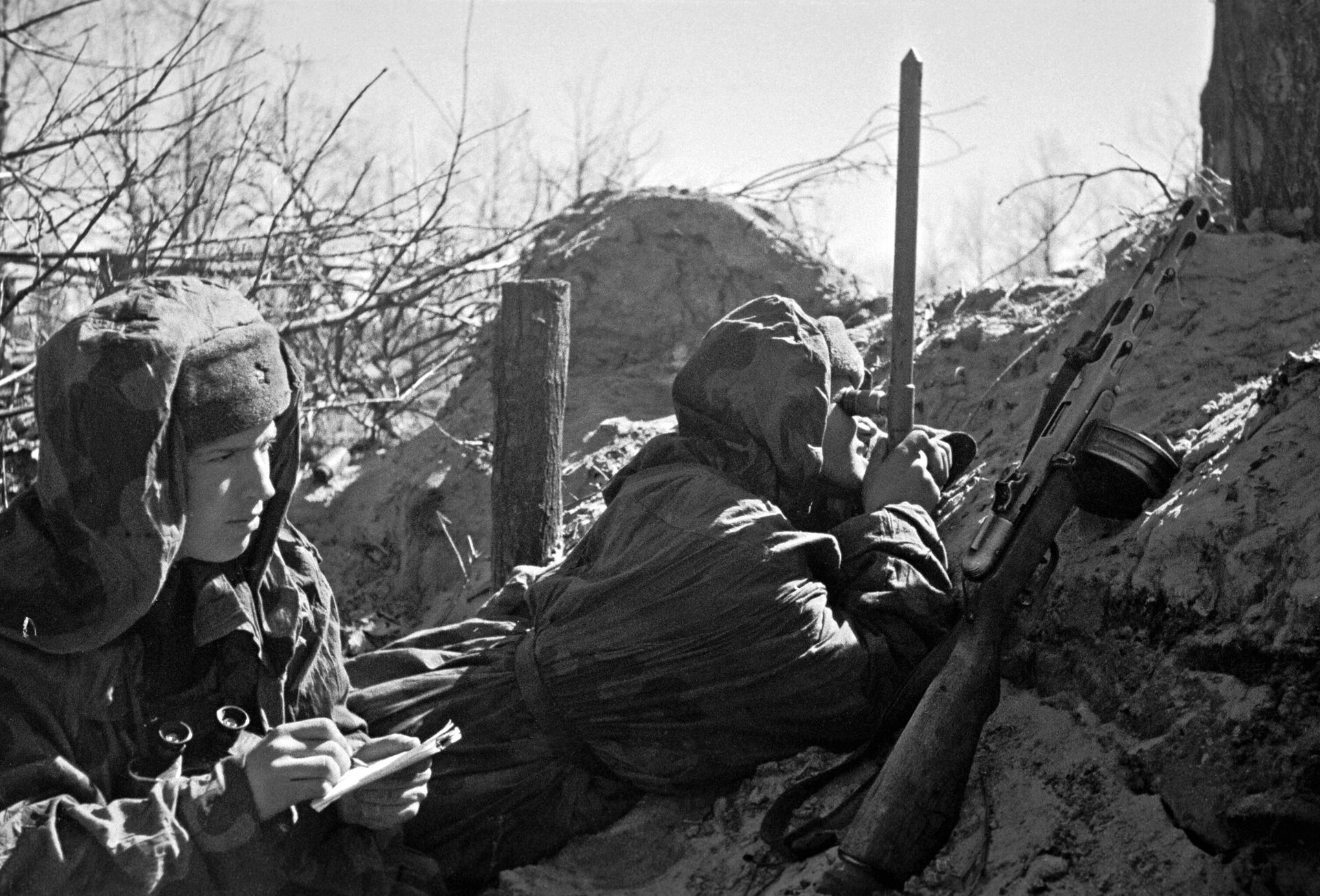 Харьковская операция. Командир взвода разведки роты управления 15-й танковой бригады младший лейтенант Павел Петрович Бурдовицын и разведчик-наблюдатель красноармеец Вахид Саидов следят за передвижением противника при помощи траншейного перископа—разведчика Тр-4Х. Юго-Западный фрон Харьковская операция. Командир взвода разведки роты управления 15-й танковой бригады младший лейтенант Павел Петрович Бурдовицын и разведчик-наблюдатель красноармеец Вахид Саидов следят за передвижением противника при помощи траншейного перископа—разведчика Тр-4Х. Юго-Западный фрон - РИА Новости, 1920, 23.05.2025
