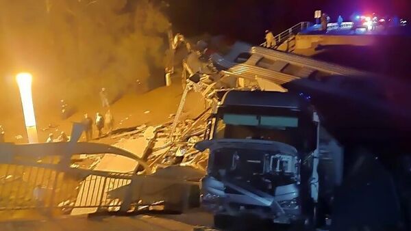 Обрушение моста на пассажирский поезд в Брянской области